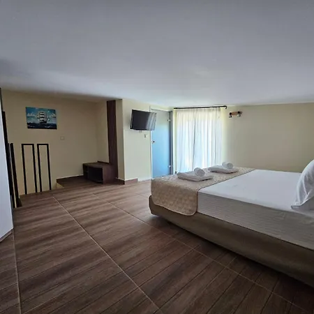 Brothers Seaview Chrisi Ammoudia